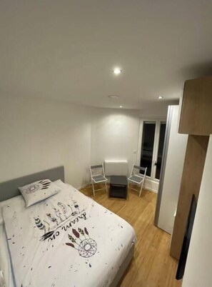 1 chambre, fer et planche Ă repasser, Wi-Fi, literie fournie