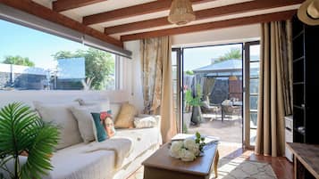 Villa | Woonruimte | Een televisie