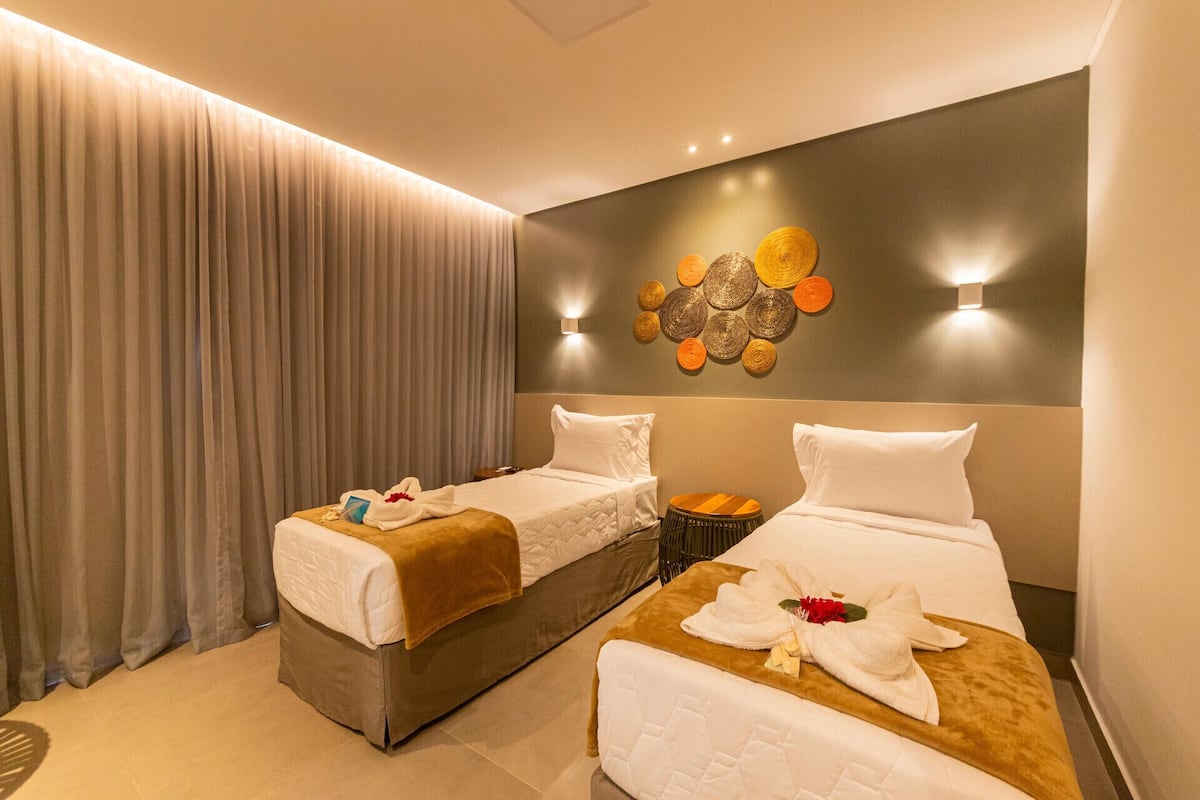 Een kluis op de kamer, een bureau