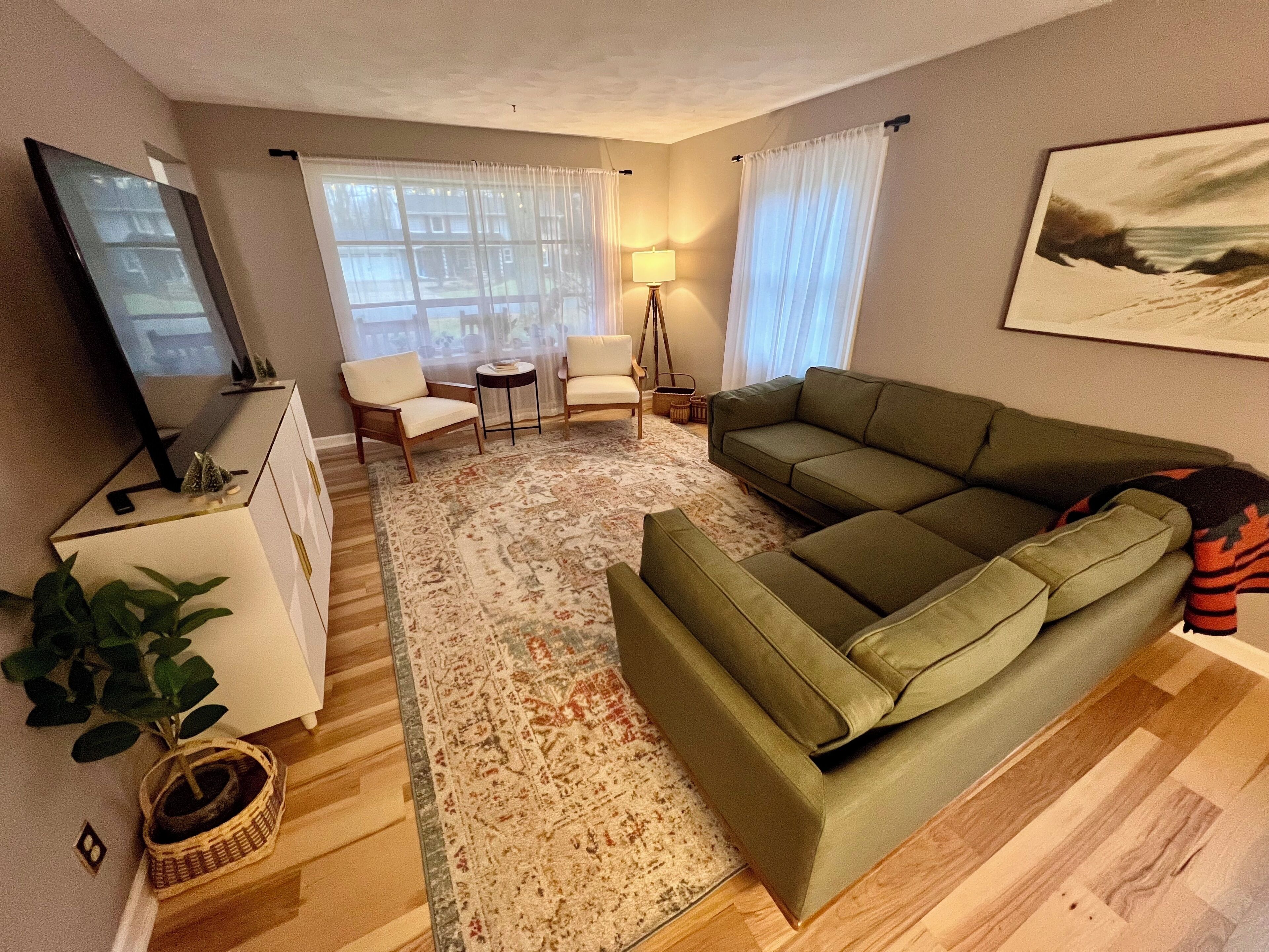 Spacious Mid-Century 5-bedroom house, Reunion & Retreat Ready