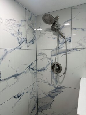 Chuveiro, secador de cabelo, toalhas de banho, sabonete