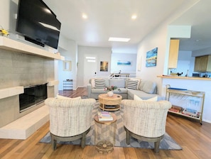 TV, fireplace, ping pong, books