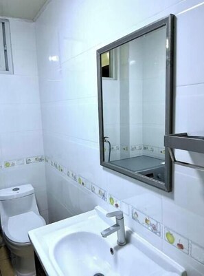 Towels, toilet paper - Comfort Haven Sea view Apartment (Dar es Salam)