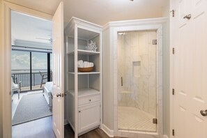 3 slaapkamers, een strijkplank/strijkijzer, gratis wifi, beddengoed