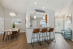 Interior - Pool/Heated Spa! Pool Bar! Bikes! 3 min to Beach and 10 min to Town! Golf Cart! (Fernandina Beach)