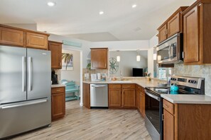 Fridge, microwave, oven, stovetop - Pool/Heated Spa! Pool Bar! Bikes! 3 min to Beach and 10 min to Town! Golf Cart! (Fernandina Beach)