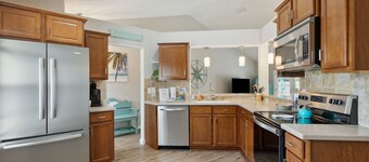 Pool/Heated Spa! Pool Bar! Bikes! 3 min to Beach and 10 min to Town! Golf Cart!