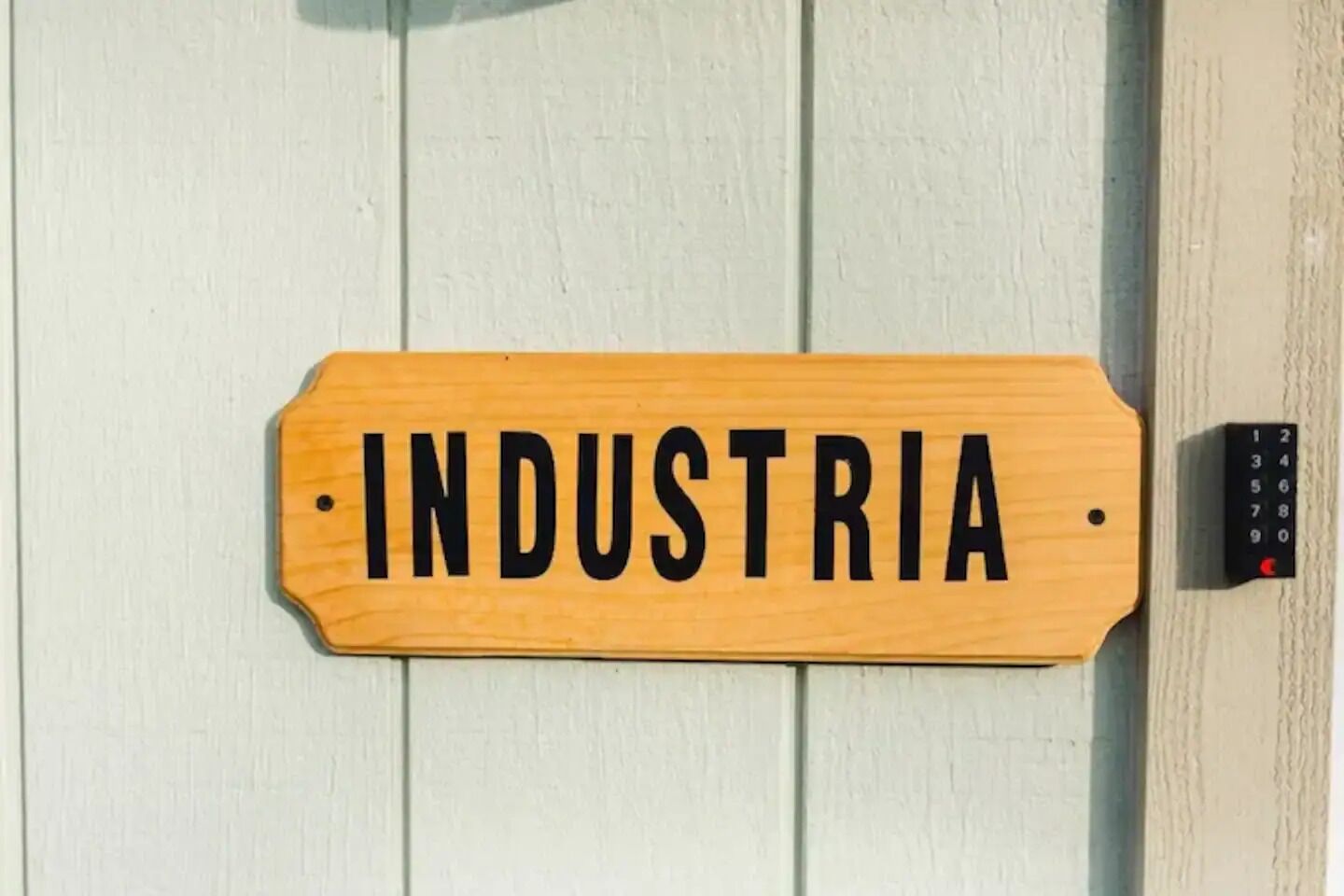 Industria - Private ground floor apartment, loaded with amenities. 