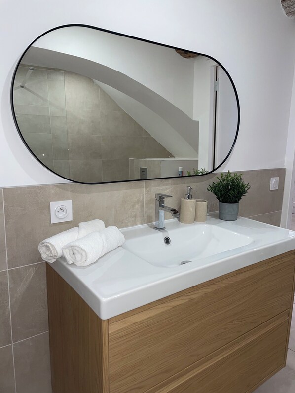 Shower, hair dryer, towels, soap - Entre Tendance et Authenticité : LA Voûte ! (Nîmes)