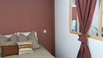 1 habitación, tabla de planchar con plancha, wifi y ropa de cama