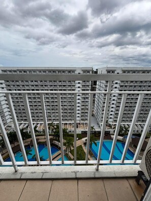 Property grounds - Apartment hotel in front of biggest mall of asia with resort type amenity pool.  (Pasay)