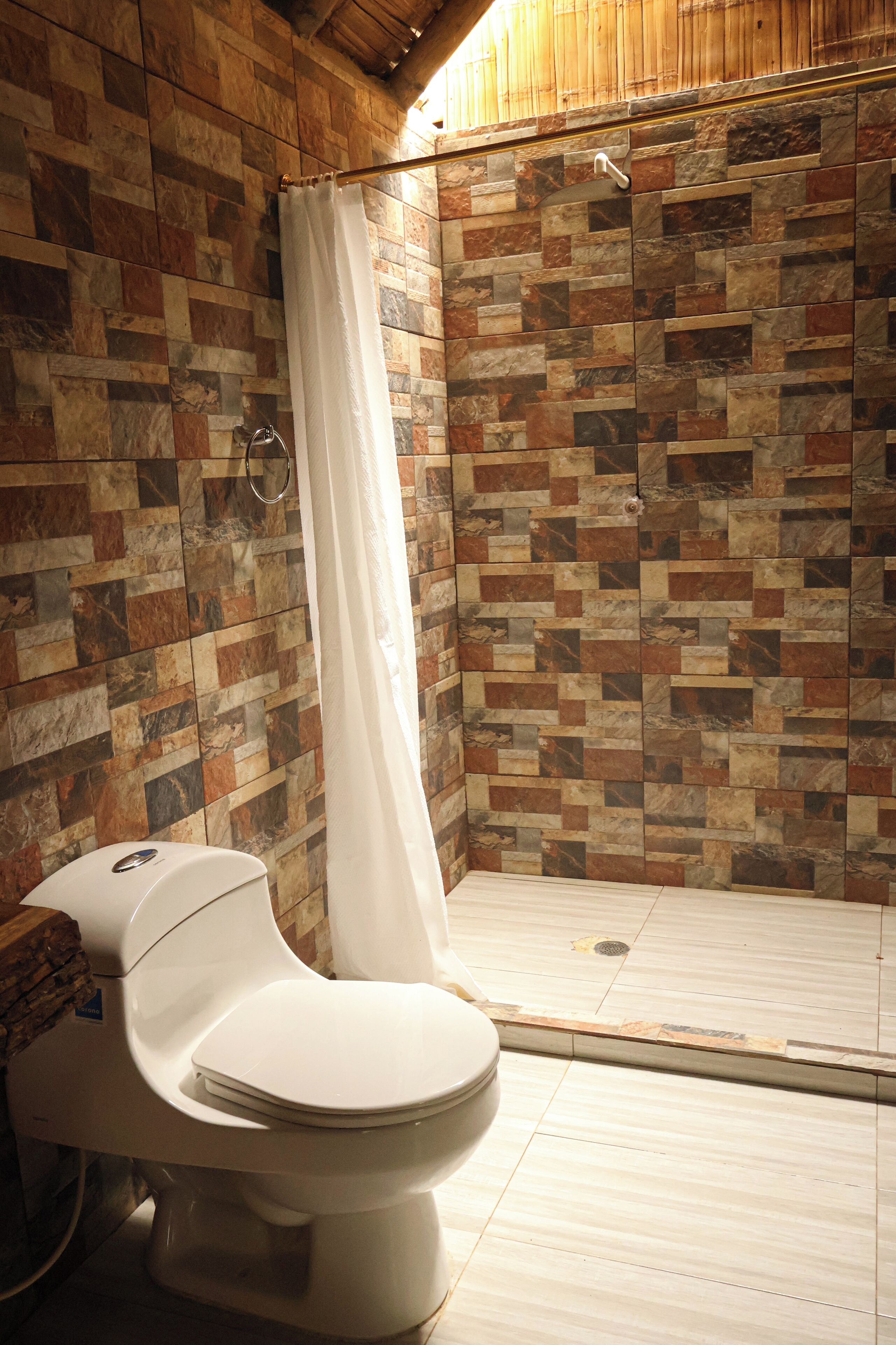 シャワー、タオル、石鹸、シャンプー