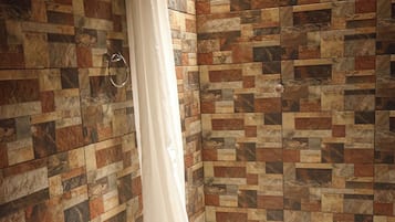 Doccia, asciugamani, sapone, shampoo