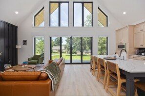 Smart-TV, Bücher, Musikbibliothek, Stereoanlage