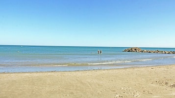 Plage, chaises longues, serviettes de plage