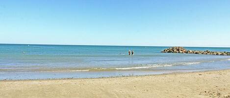 På stranden og solsenger