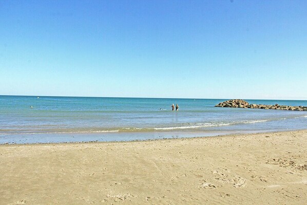 Accommodatie ligt op het strand, ligstoelen