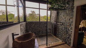 Habitación Deluxe | Baño | Bañera y ducha independientes, secador de pelo, toallas y jabón