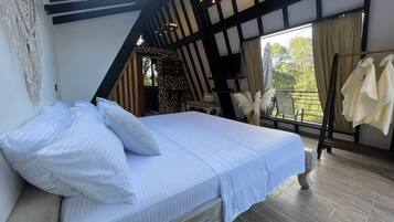 Deluxe huisje, balkon, uitzicht op tuin | Een laptopwerkplek, gratis wifi