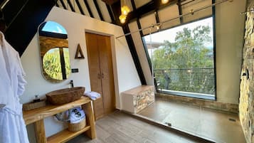 Deluxe Cabin, Balcony, Garden View | Bathroom | Separate tub and shower, hair dryer, towels, soap