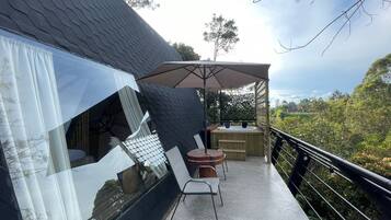 Deluxe huisje, balkon, uitzicht op tuin | Terras