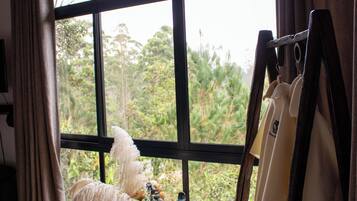 Deluxe Room | Laptop workspace, free WiFi