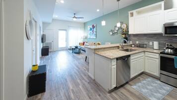 Réfrigérateur, micro-ondes, plaque de cuisson, lave-vaisselle