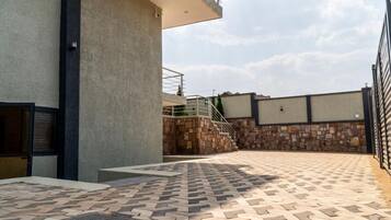 المنطقة المحيطة بالمنشأة