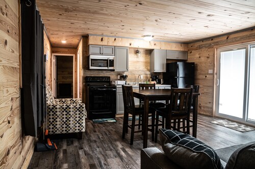 Cozy 2-bedroom cabin /w Slip on Dale Hollow Lake in Albany, KY
