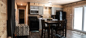 Cozy 2-bedroom cabin /w Slip on Dale Hollow Lake in Albany, KY