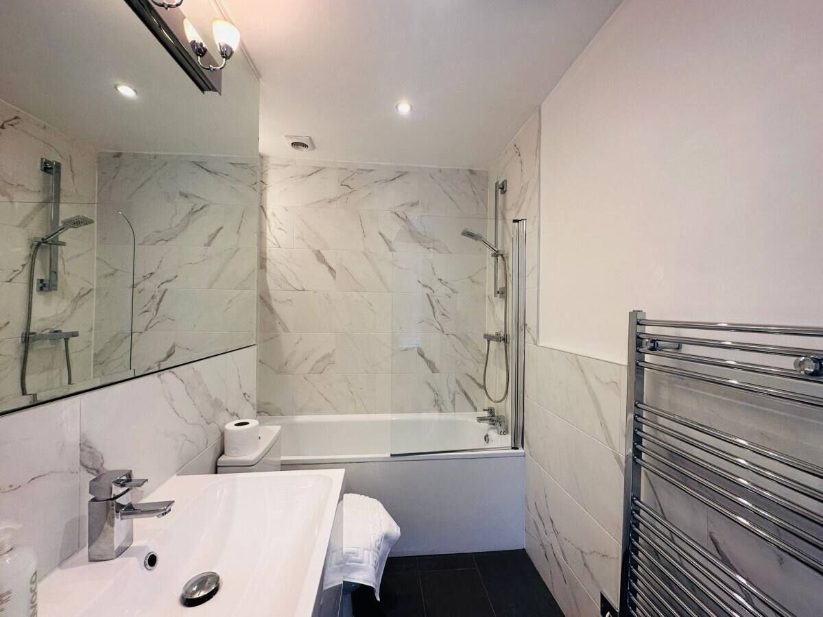 吹风机、毛巾、肥皂、洗发水