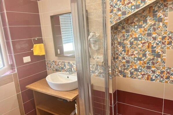 Shower, hair dryer, bidet, towels - AnnaBella's Home Cam. Romantic (Agropoli)