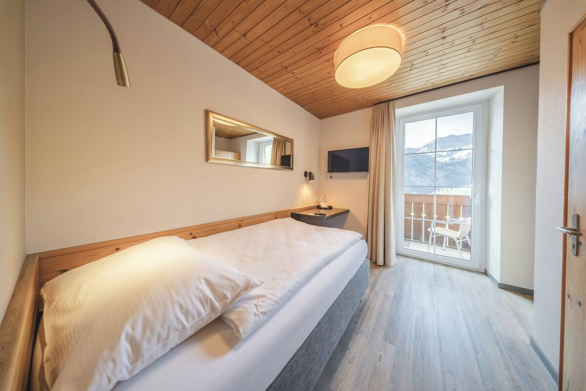 Quarto solteiro conforto, sacada, vista para a montanha | Cofres nos quartos, cortinas blackout, Wi-Fi de cortesia