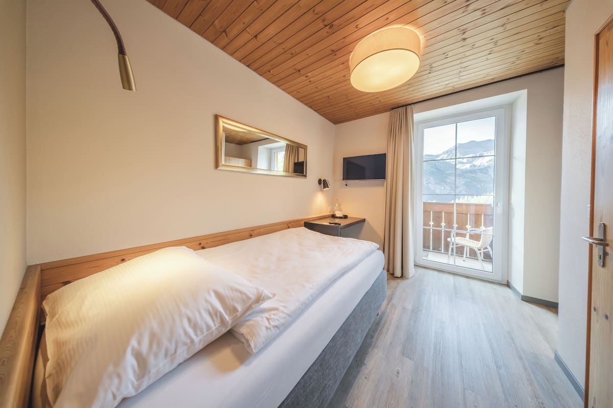 Comfort eenpersoonskamer, balkon, uitzicht op bergen | Een kluis op de kamer, verduisterende gordijnen, gratis wifi