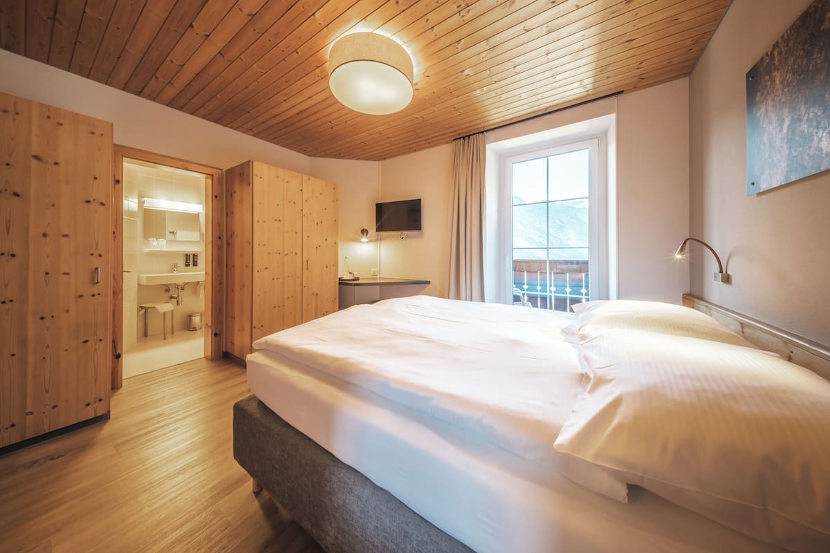 Tweepersoonskamer, balkon, uitzicht op bergen | Een kluis op de kamer, verduisterende gordijnen, gratis wifi