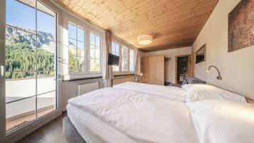 Deluxe tweepersoonskamer, balkon, uitzicht op bergen | Een kluis op de kamer, verduisterende gordijnen, gratis wifi