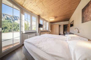 Dobbeltrom – deluxe, balkong, fjellutsikt | Safe på rommet, blendingsgardiner og wi-fi (inkludert)