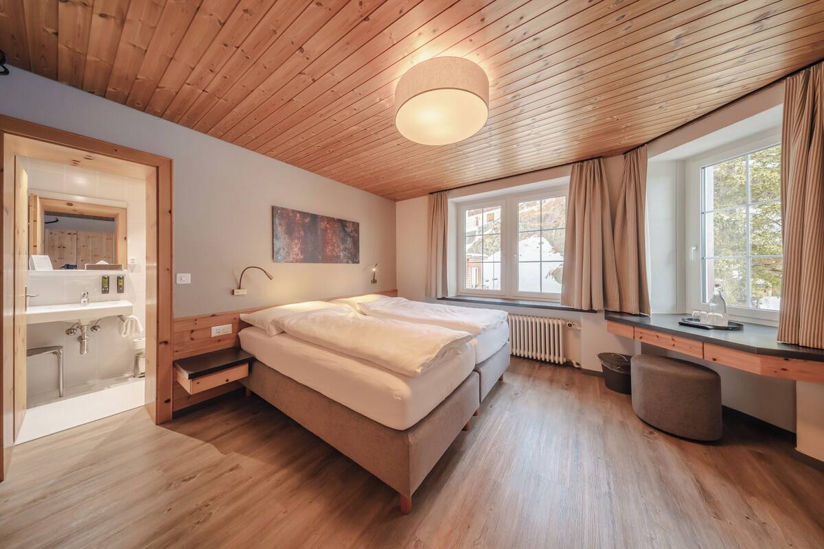 Quarto casal | Cofres nos quartos, cortinas blackout, Wi-Fi de cortesia