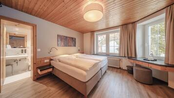 In-room safe, blackout drapes, free WiFi