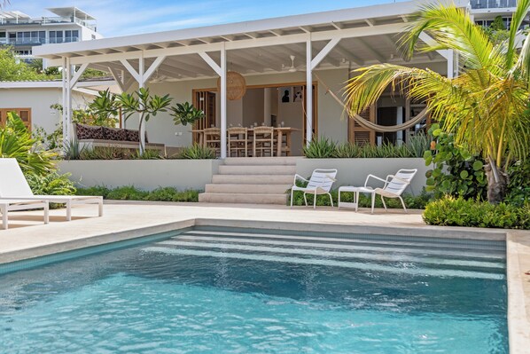 Pool - Villa 29 - Moderne Luxe Villa met Adembenemend Zeezicht en Privé Zwembad (Willemstad)