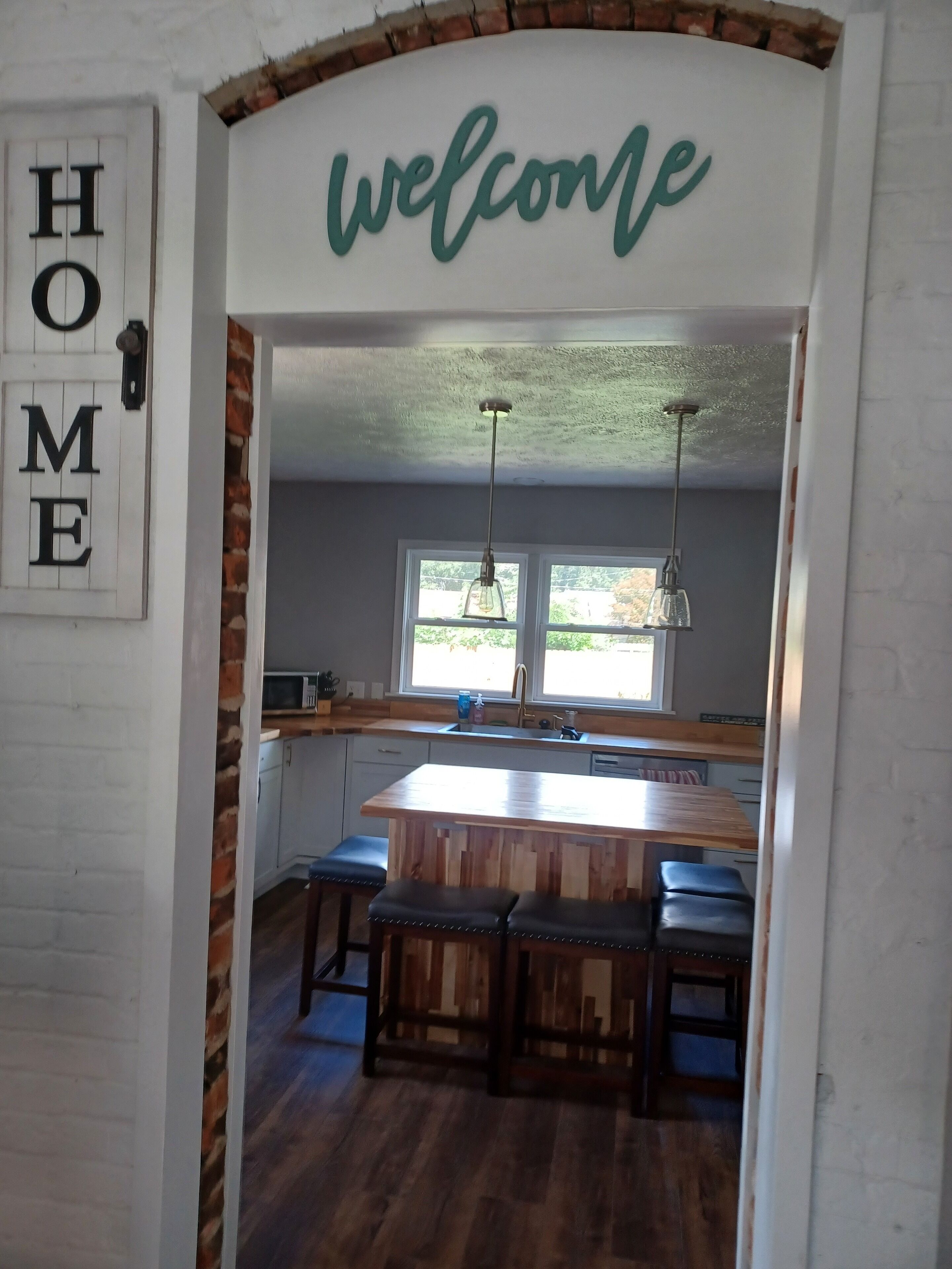 "The Vicky" A warm spacious 6-bedroom home in Springfield's Historic District!
