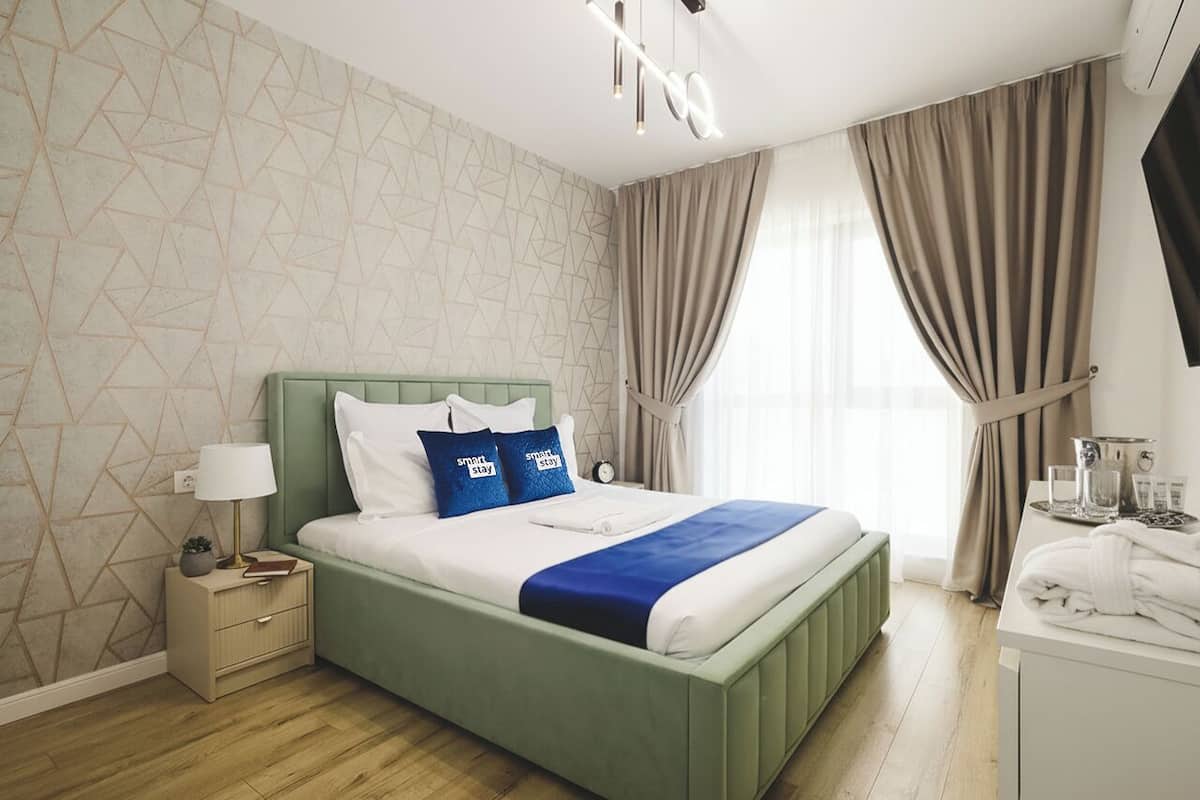 Chambre quadruple Deluxe | DĂ©cor unique, ameublement unique, rideaux dâobscurcissement