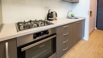 Refrigerador con freezer, horno, placa de cocina, utensilios de cocina
