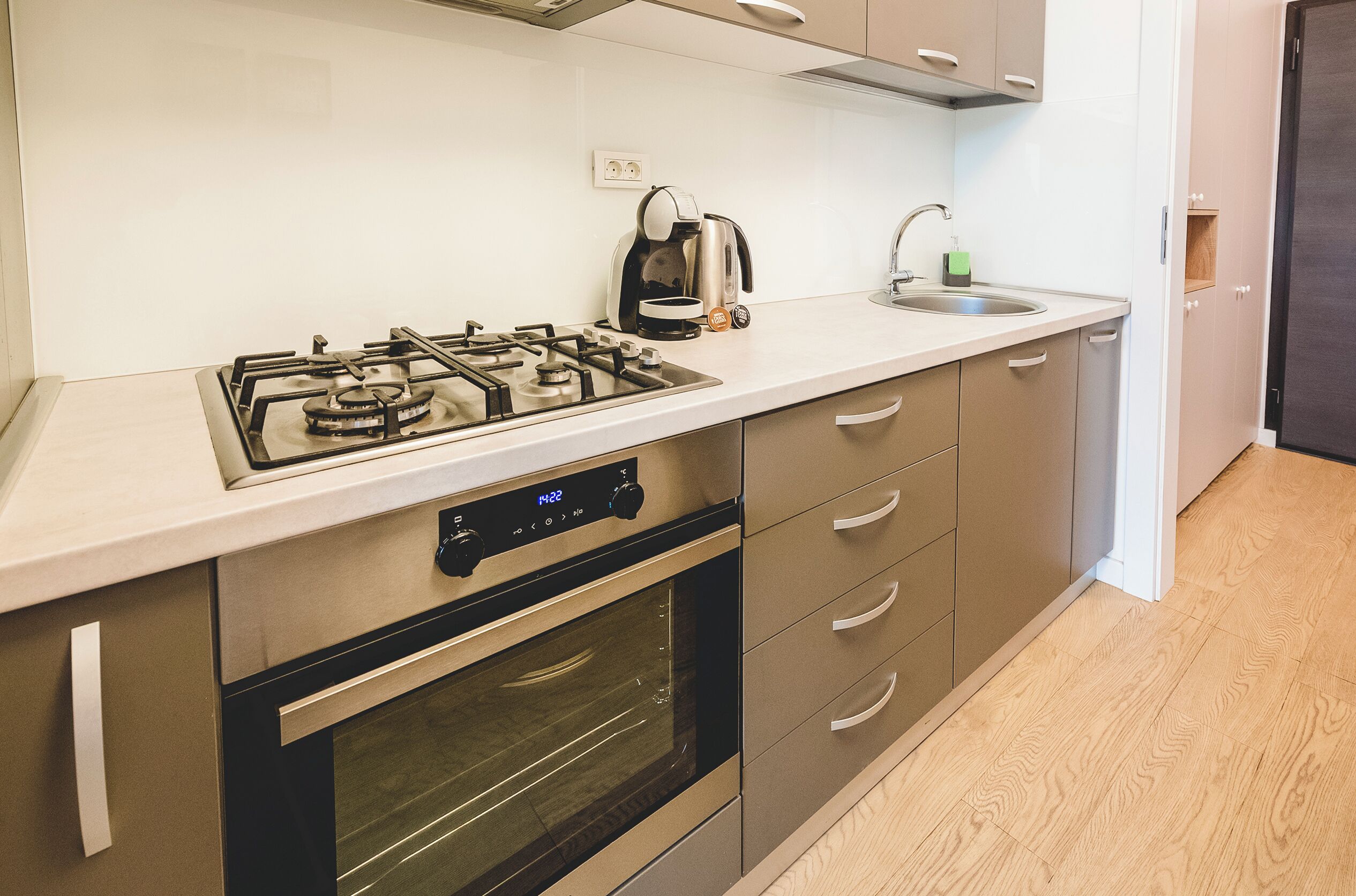 Estudio Deluxe | Cocina privada | Frigorífico grande, horno, placa de cocina y utensilios de cocina