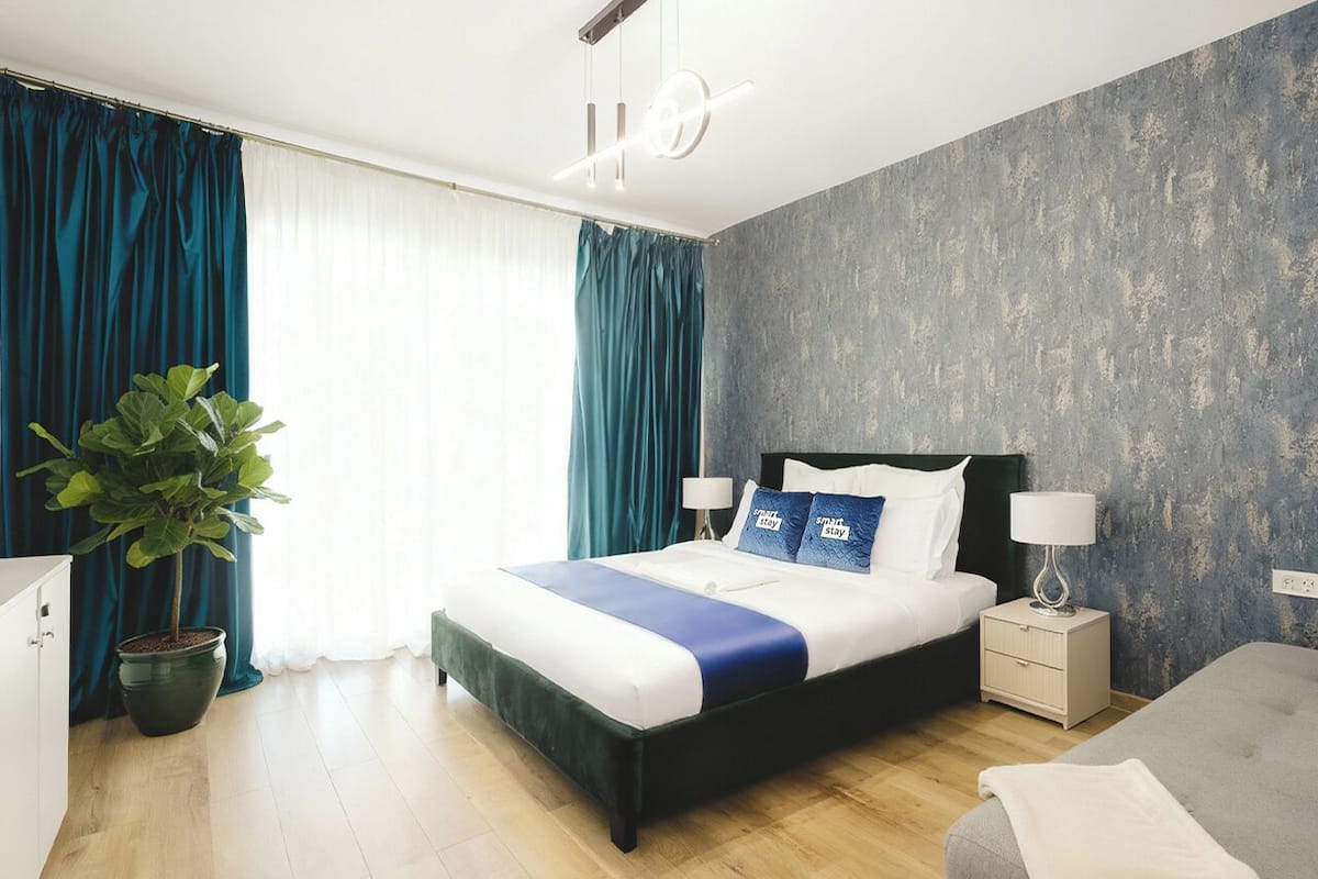 Studio supĂ©rieur | DĂ©cor unique, ameublement unique, rideaux dâobscurcissement