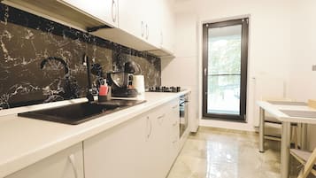 Estúdio com design assinado | Cozinha privada | Geladeira grande, fogão, cooktop, talheres/pratos/utensílios de cozinha