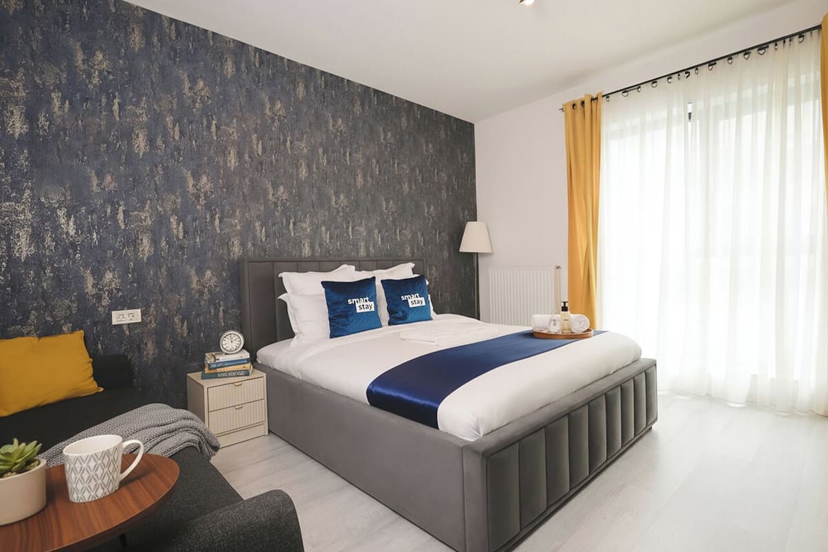 Studio supĂ©rieur | DĂ©cor unique, ameublement unique, rideaux dâobscurcissement