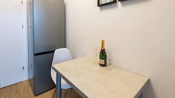 Refrigerador con freezer, horno, placa de cocina, utensilios de cocina