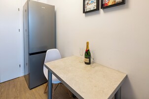 Estudio Deluxe | Cocina privada | Frigorífico grande, horno, placa de cocina y utensilios de cocina