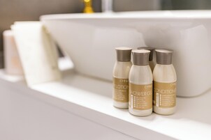 Estudio Deluxe | Baño | Secador de pelo, zapatillas, toallas y jabón